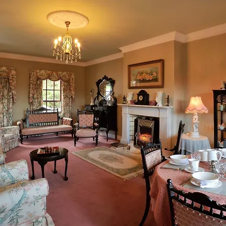 Pinewood Lodge Guest House-3