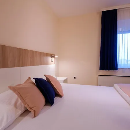 Airport Hotel Garni-2