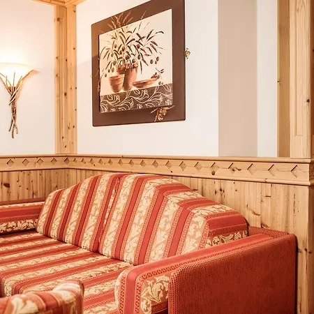 Hotel Alpenhof Kristall-2