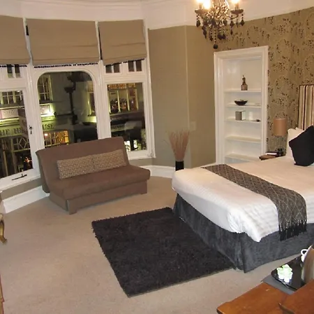 Monties Guest House - Adults Only-3