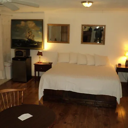 Harbor Haus Inn & Suites-3