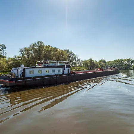 Boat Hotel De Barge-3