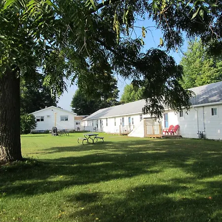 The Maplewood Motel-3