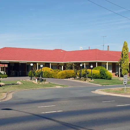 Pines Country Club Motor Inn-2