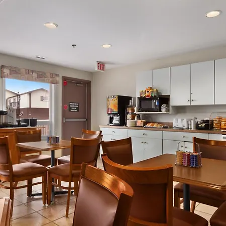 Super 8 By Wyndham Yellowknife-2