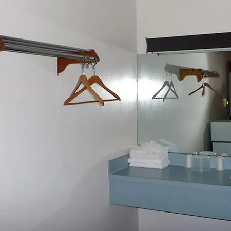 Red Rose Motel-2