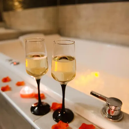 La Suite Romantique avec Jacuzzi au Cœur de Perpignan-2