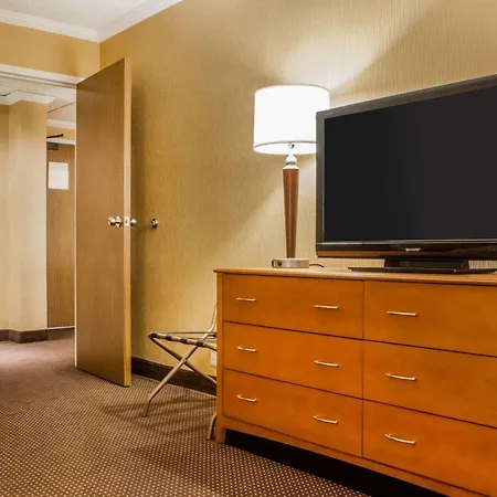 Clarion Hotel & Suites Riverfront-2