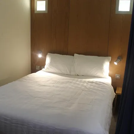 Corona Hotel Rotherham Sheffield Meadowhall-3