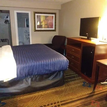 Days Inn By Wyndham Hot Springs-3