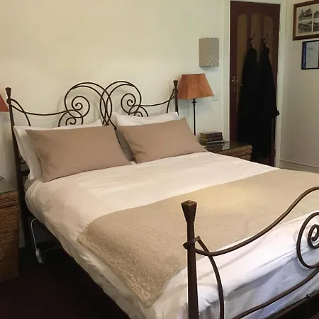 Stone'S Throw Cottage Bed And Breakfast-2