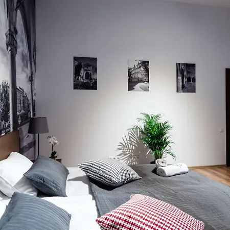 Cracow Rent Apartments: Spacious Stays Near Main Square-3