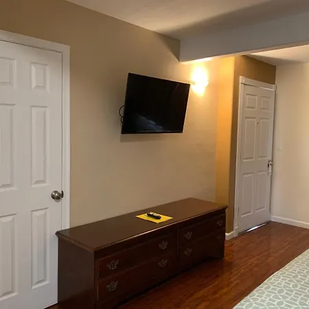 Townhouse Inn & Suites-3