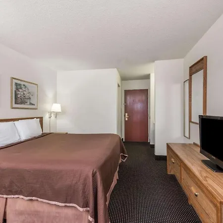 Baymont By Wyndham Iowa Lake Charles-2