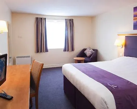 Premier Inn Cheltenham North West-3