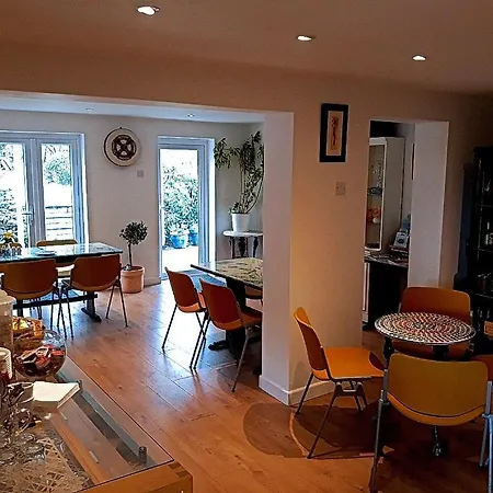 Crown House & Lodges B&B-3