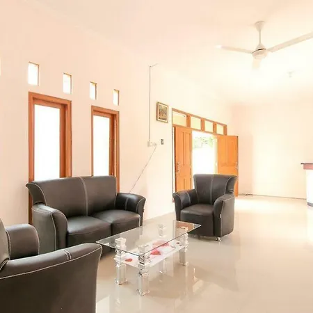Reddoorz Near Sheikh Zayed Surakarta-3