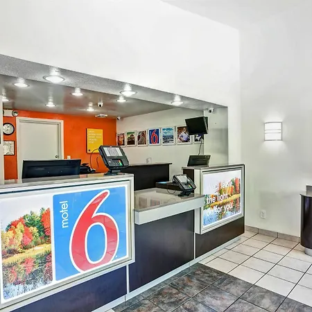 Travelodge By Wyndham Fayetteville-3