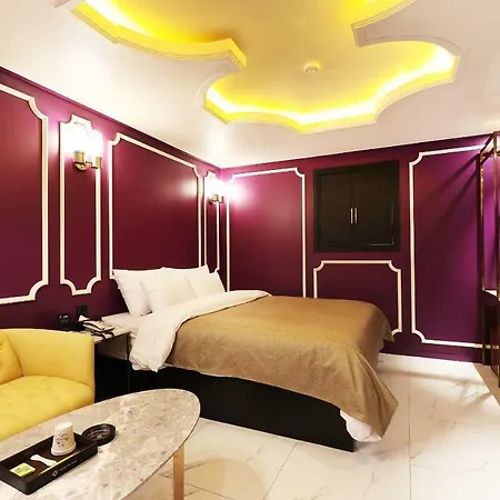 The Gray Hotel-2