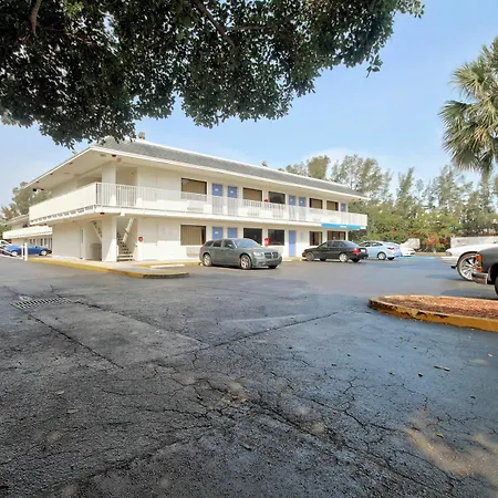 Travelodge By Wyndham Pompano Beach-2