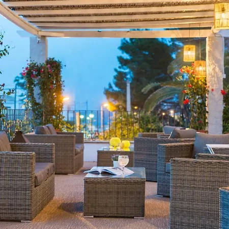 Boutique Hostal Oriola-3