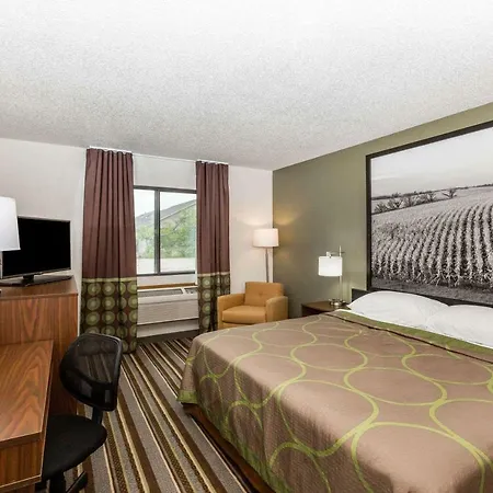 Super 8 By Wyndham Storm Lake-2