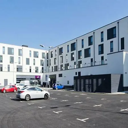 Premier Inn Addlestone-2