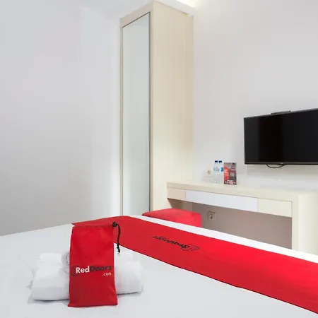 Reddoorz Plus Near Cilandak Town Square 2-3