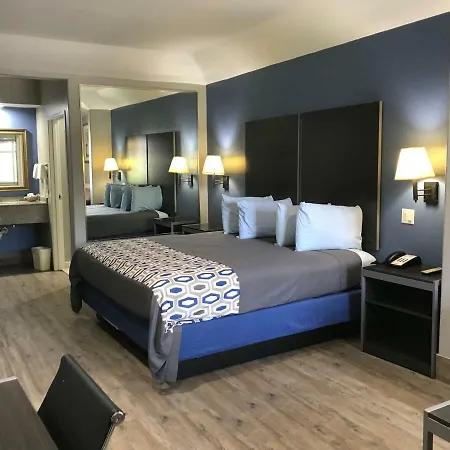Camelot Inn And Suites-2