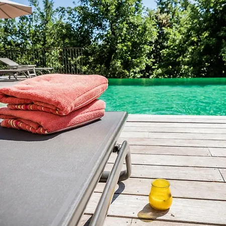 Sous les oliviers - Piscine chauffée - Studios de standing climatisés-3