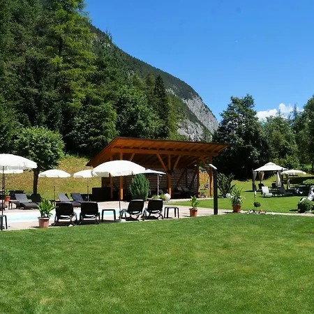 Gästehaus Almrausch, Ferienanlage mit Pool-3