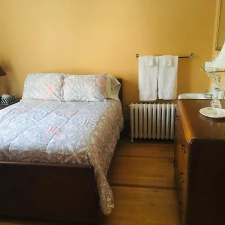 Le Petit Chateau Montebello B&B-3