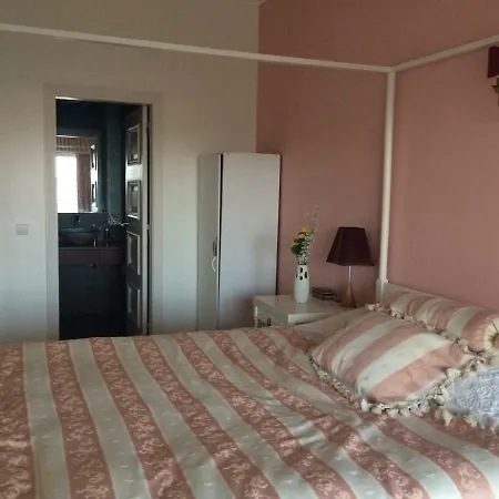 Sunny Suites Golf And Free Parking Guest House-2