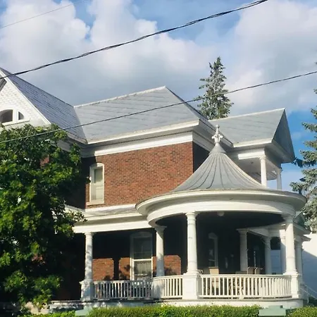Le Petit Chateau Montebello B&B-2
