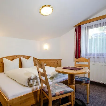 Hotel Garni Golfais-3