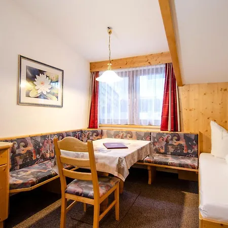 Hotel Garni Golfais-2
