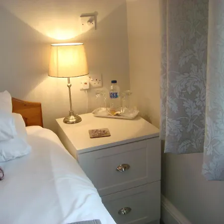 Broadlands Guest House-2