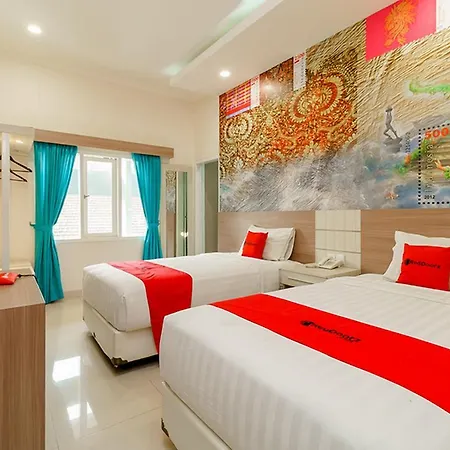 Reddoorz Plus @ Point Phila Cihampelas-3
