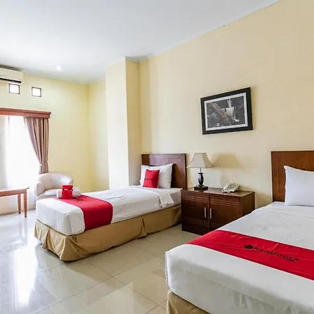 RedDoorz Plus near Alun Alun Karanganyar-3