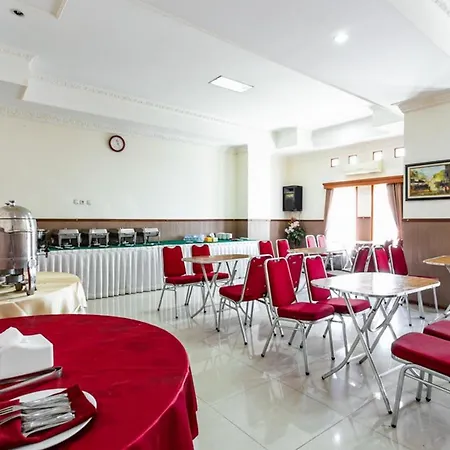 RedDoorz Plus near Alun Alun Karanganyar-2