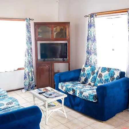 Tropical Breeze Vacation Home And Apartments-3