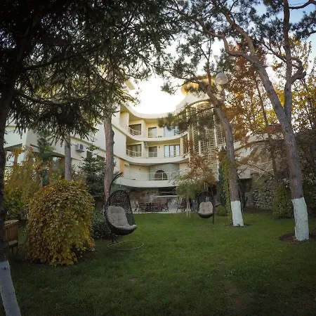 Hotel Beaumonde Garden-3