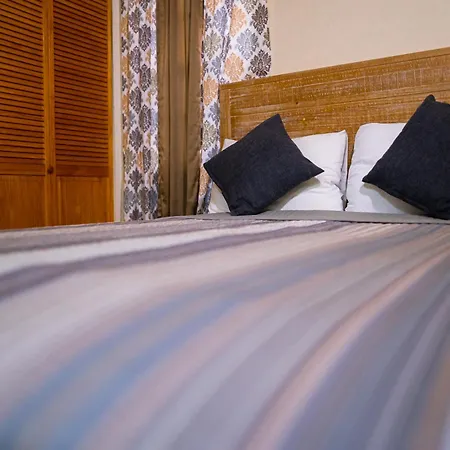 Connie'S Comfort Suites-2