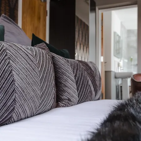 The Wheatsheaf Pub, Kitchen & Rooms-2