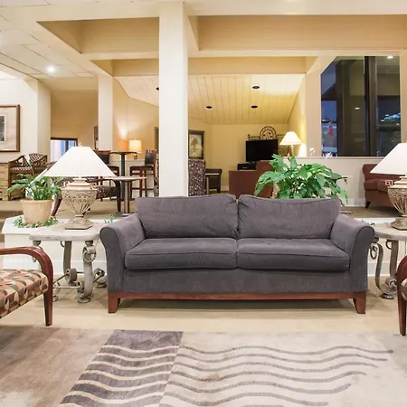 Ramada By Wyndham Augusta Downtown Hotel & Conference Center-2