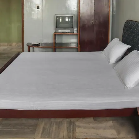 Spot On 49477 Hotel Galaxy-3