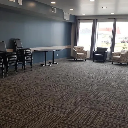Roadhouse 52 Inn & Suites-2