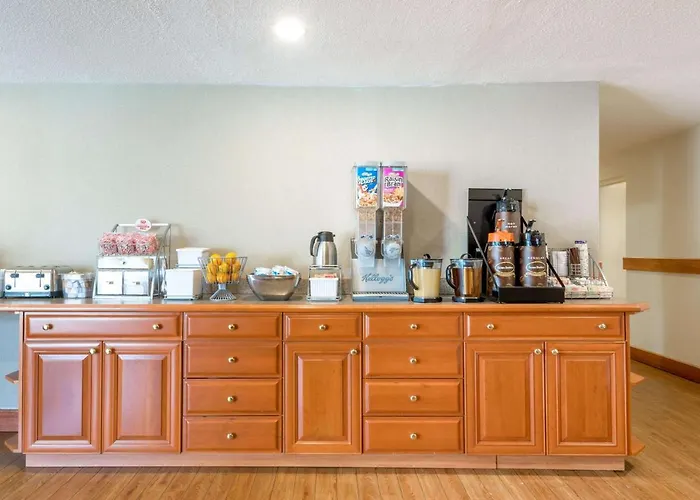 Super 8 By Wyndham Watertown/Cambridge/Boston Area Hotel