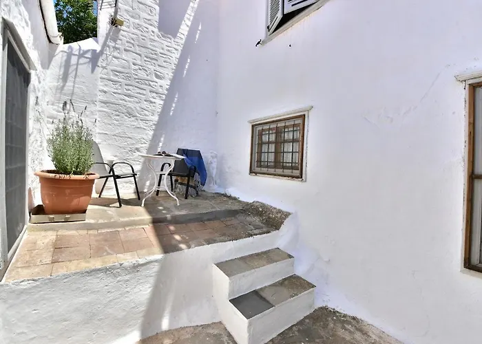 Hydra Art Suites