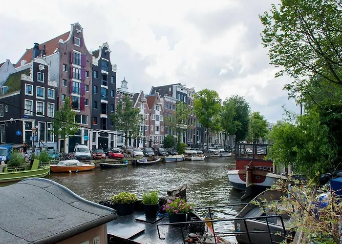 Haarlemmerplein apartments Amsterdam